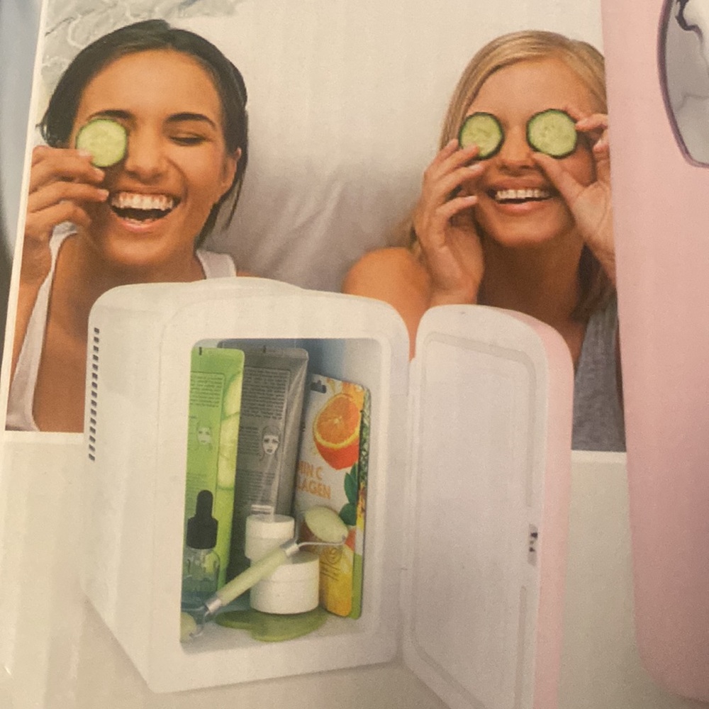 Brand New Mini Refrigerator and/or Warmer with a flip of a button!! - Picture 17 of 17